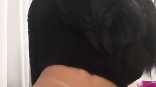 Rebolando e dançando funk encima do pau