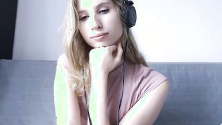 Cute teen Tranny masturbats her shaved dick