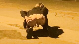 Публичный трах дилдомом с членом в парке