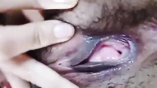 Putita mostrando su coño grande y rico